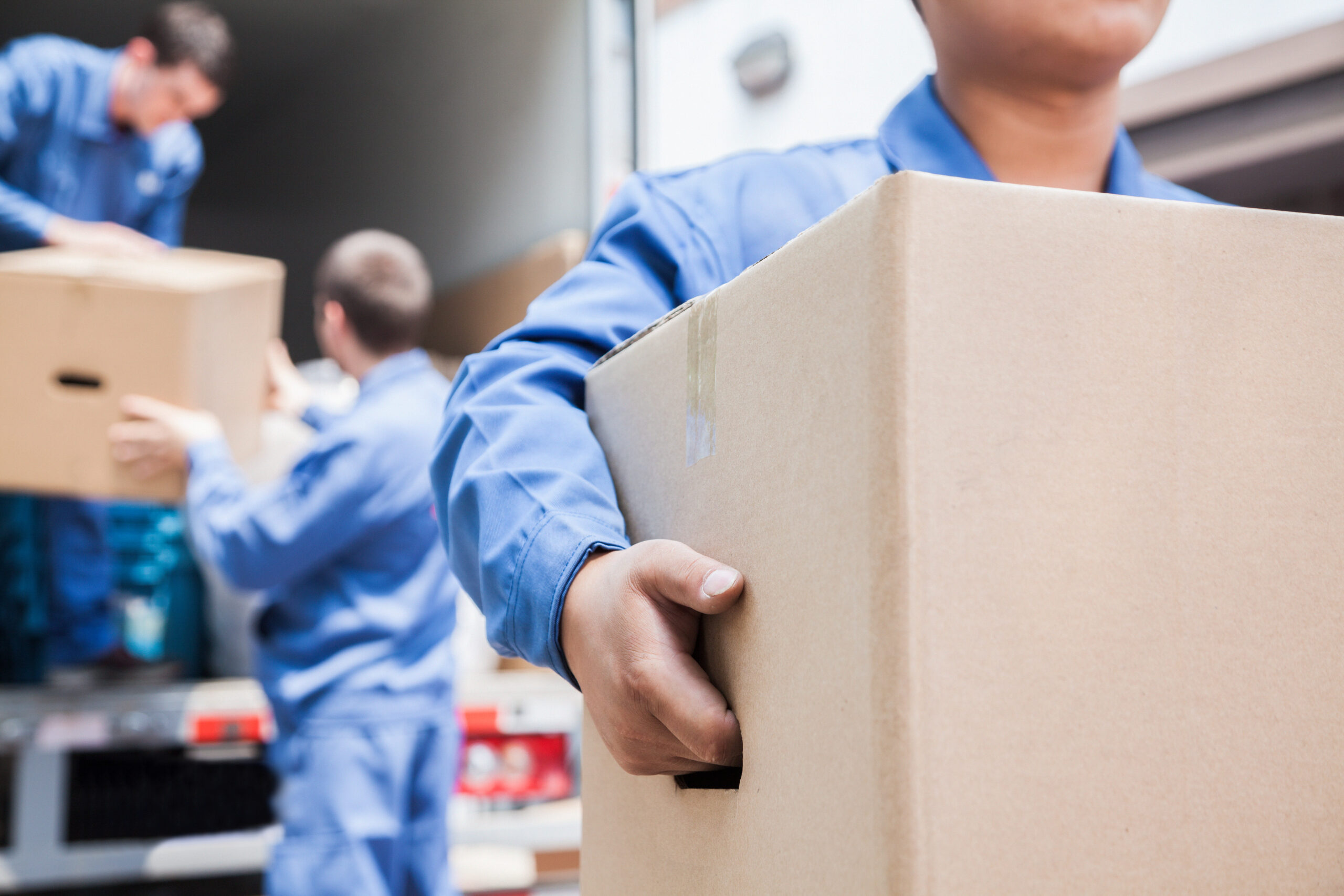 long distance movers carrying boxes